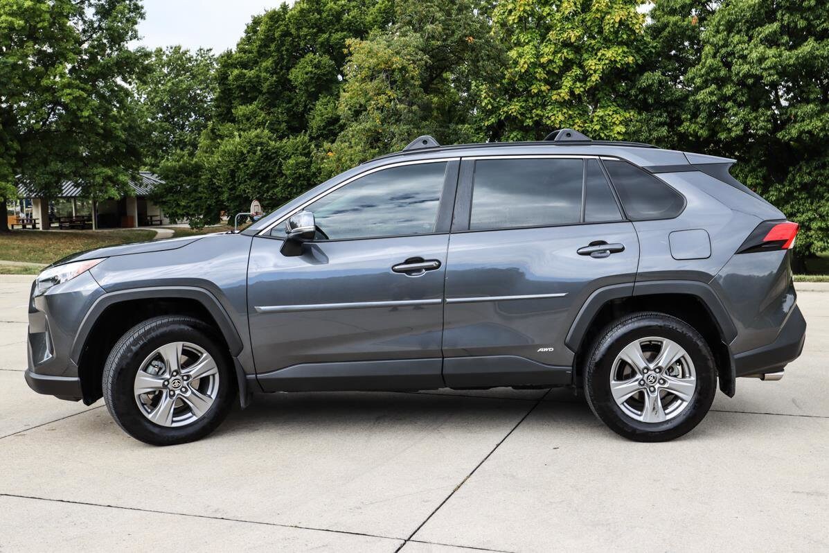 2023 Toyota RAV4 Hybrid XLE photo 4