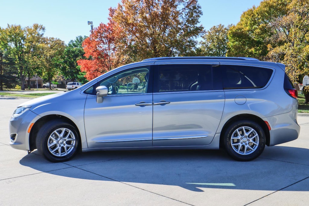 Used 2020 Chrysler Pacifica Touring L Mini-van, Passenger