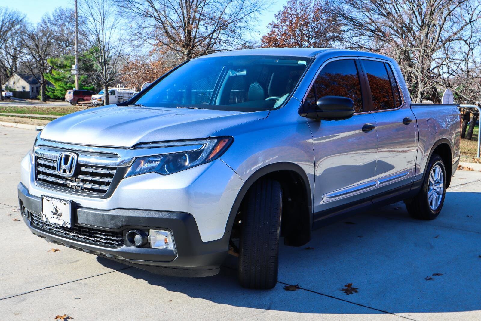 2019 Honda Ridgeline RT photo 3