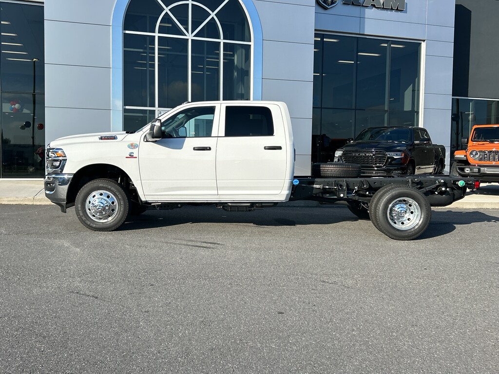 New 2025 Ram 3500 Chassis Cab TRADESMAN CREW 4X4 60' CA Pickup