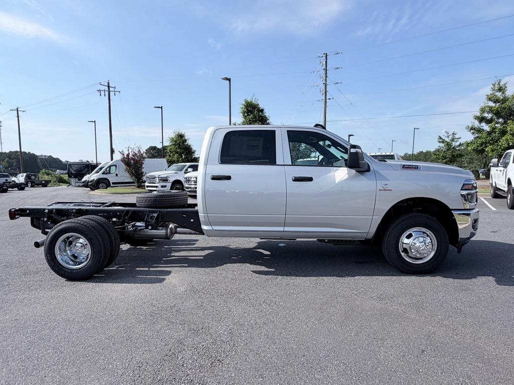 New 2026 Ram 3500 Chassis Cab TRADESMAN CREW 4X4 60' CA Pickup