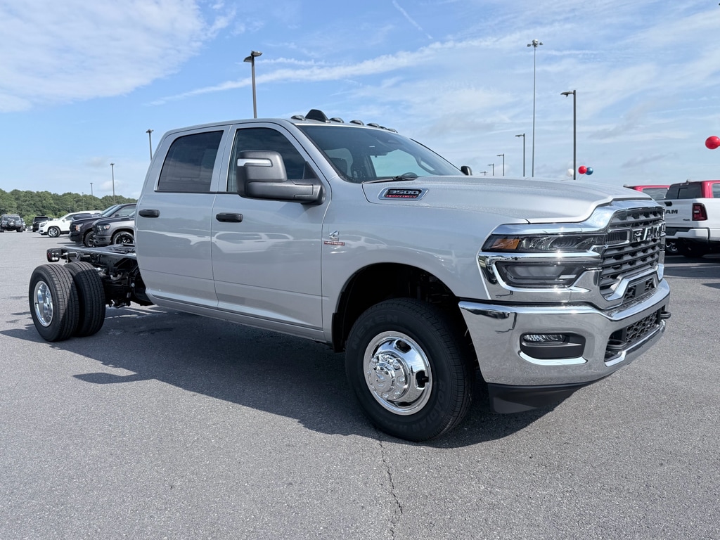 New 2026 Ram 3500 Chassis Cab TRADESMAN CREW 4X4 60' CA Pickup