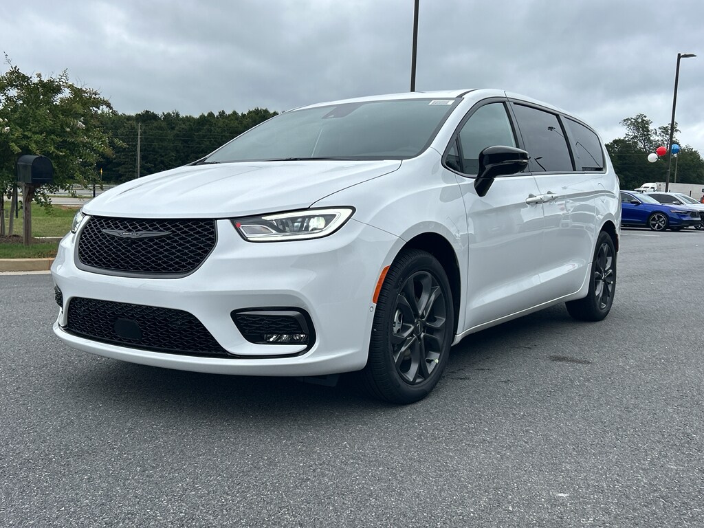 2026 Chrysler Pacifica photo 2