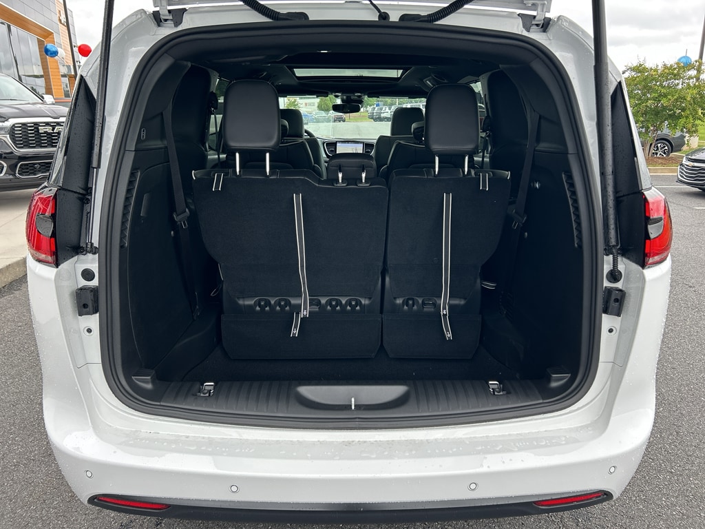 2026 Chrysler Pacifica Limited - Photo 11