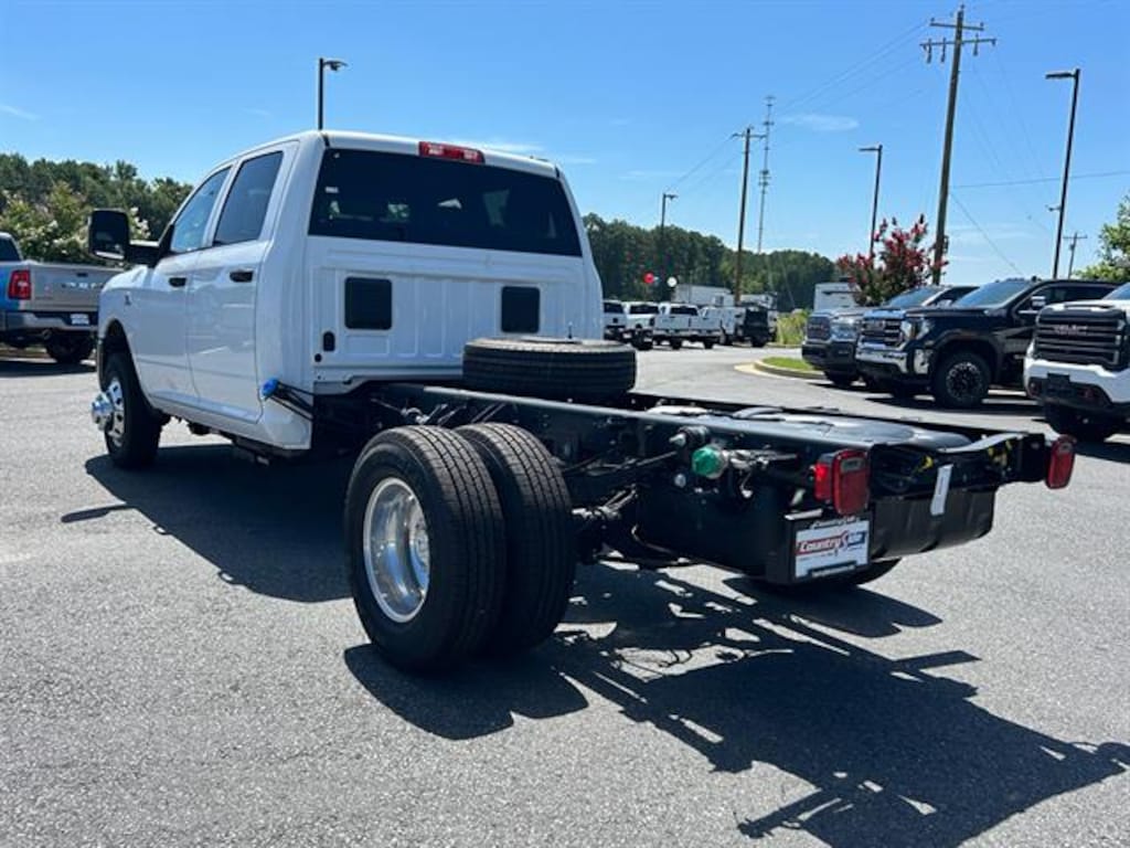 New 2025 Ram 3500 Chassis Cab 3500 TRADESMAN CREW CAB CHASSIS 4X4 60' CA Pickup