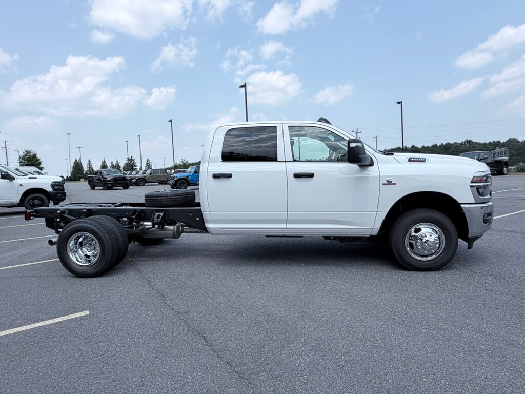 New 2026 Ram 3500 Chassis Cab TRADESMAN CREW 4X4 60' CA Pickup