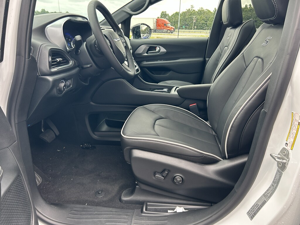 2026 Chrysler Pacifica Limited - Photo 15