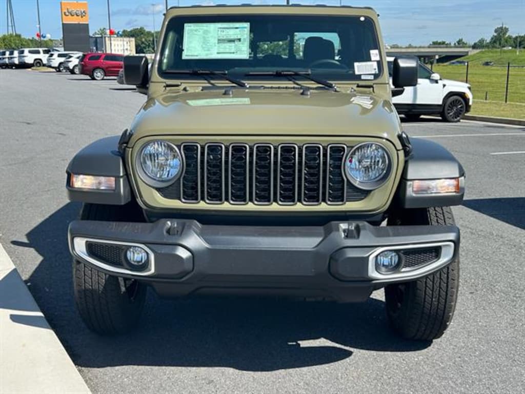 New 2025 Jeep Gladiator SPORT 4X4 Pickup