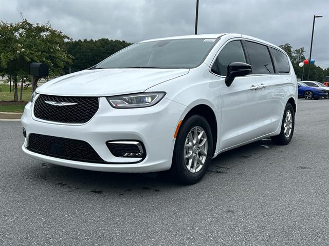 2026 Chrysler Pacifica Select's photo