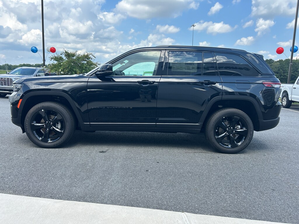 2025 Jeep Grand Cherokee Altitude photo 2