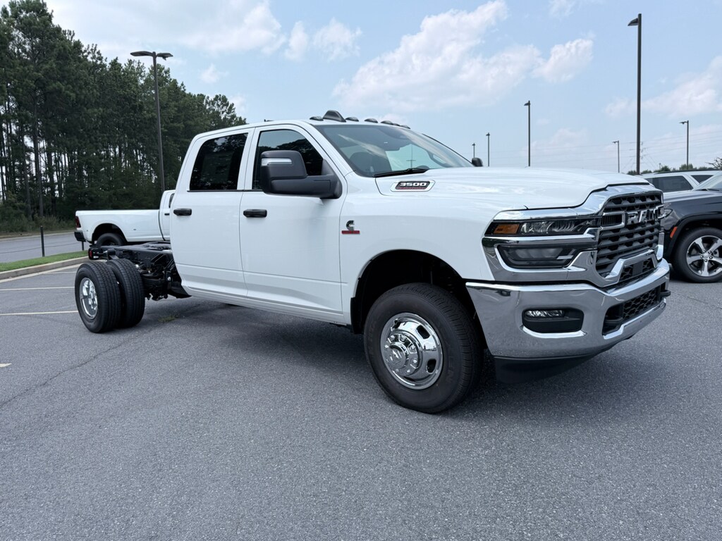 New 2026 Ram 3500 Chassis Cab TRADESMAN CREW 4X4 60' CA Pickup