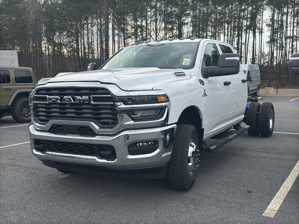 New 2026 Ram 3500 Chassis Cab TRADESMAN CREW 4X4 60' CA Pickup
