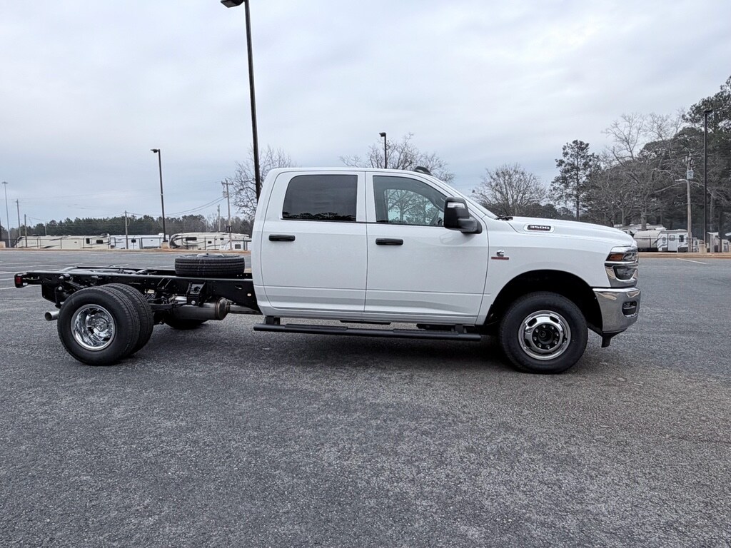 New 2026 Ram 3500 Chassis Cab TRADESMAN CREW 4X4 60' CA Pickup
