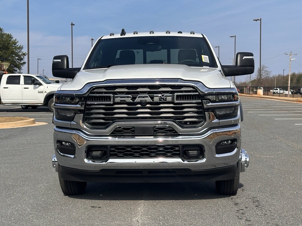 New 2026 Ram 3500 Chassis Cab TRADESMAN CREW 4X4 60' CA Pickup