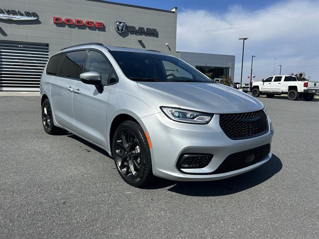 2023 Chrysler Pacifica Touring L photo 4