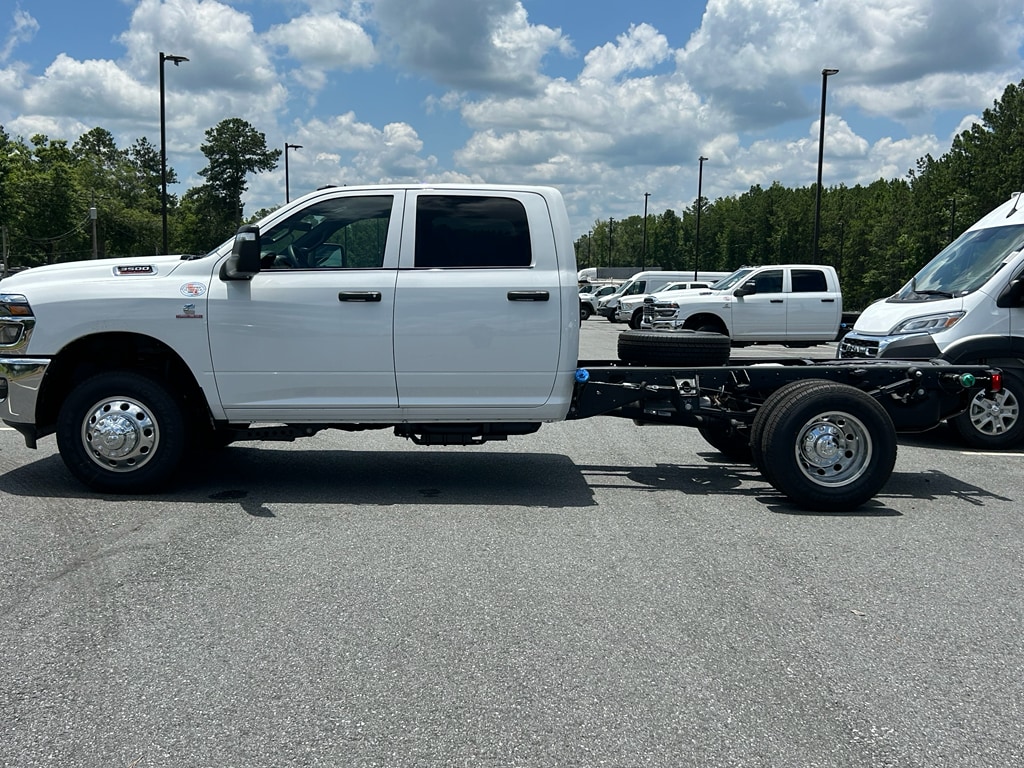 New 2025 Ram 3500 Chassis Cab 3500 TRADESMAN CREW CAB CHASSIS 4X4 60' CA Pickup