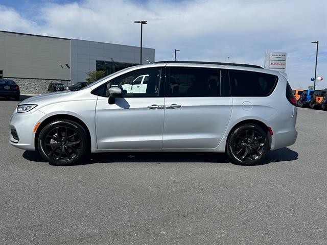 2023 Chrysler Pacifica Touring L photo 3