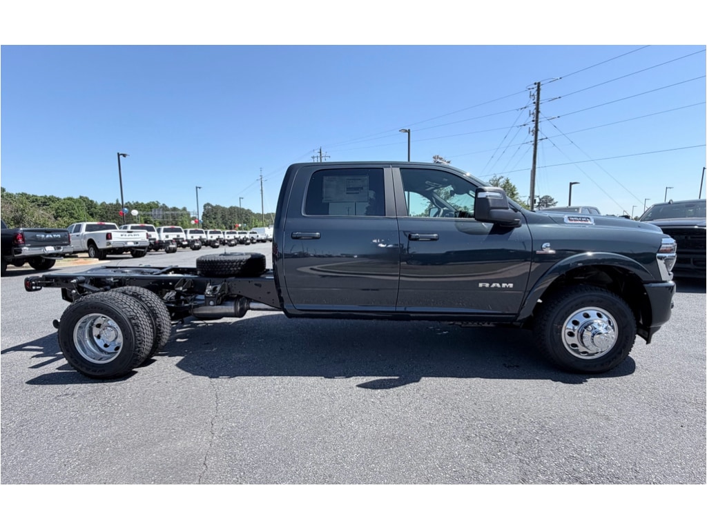 New 2026 Ram 3500 BIG HORN CREW CAB CHASSIS 4X4 60' CA Pickup
