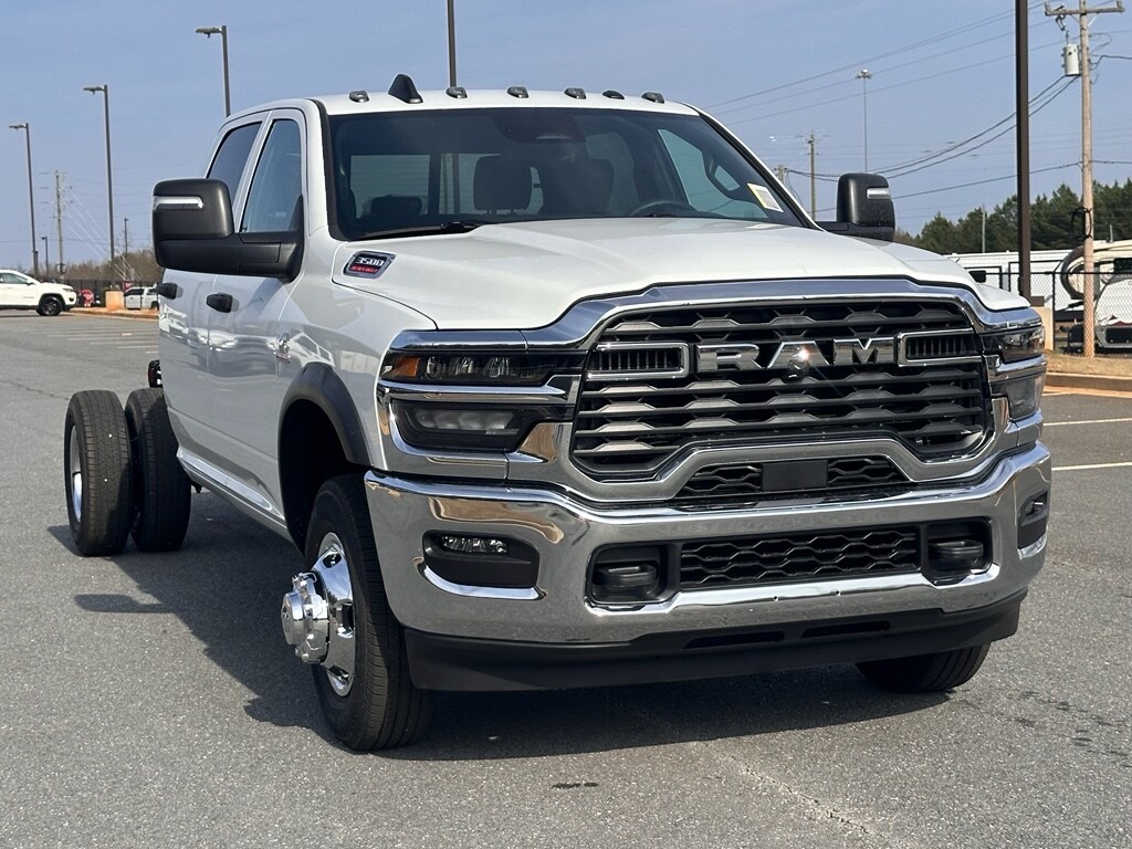 New 2026 Ram 3500 Chassis Cab TRADESMAN CREW 4X4 60' CA Pickup