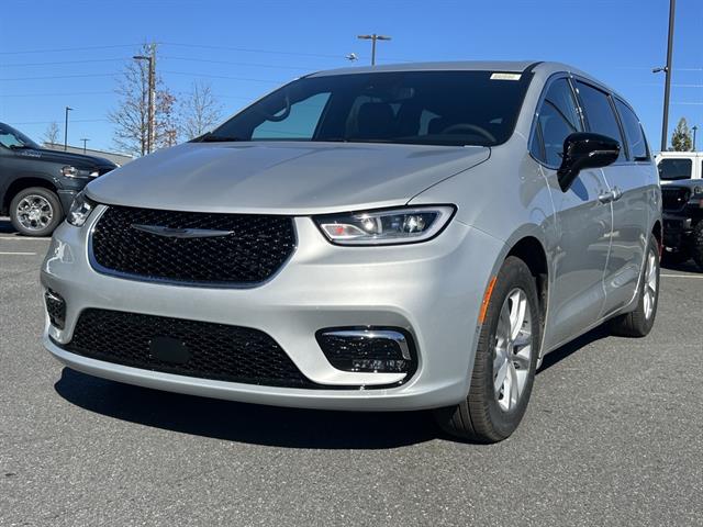 2026 Chrysler Pacifica Select's photo