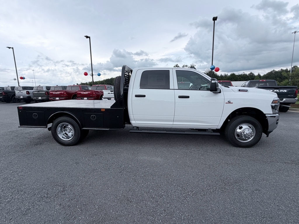 New 2026 Ram 3500 Chassis Cab TRADESMAN CREW 4X4 60' CA Pickup