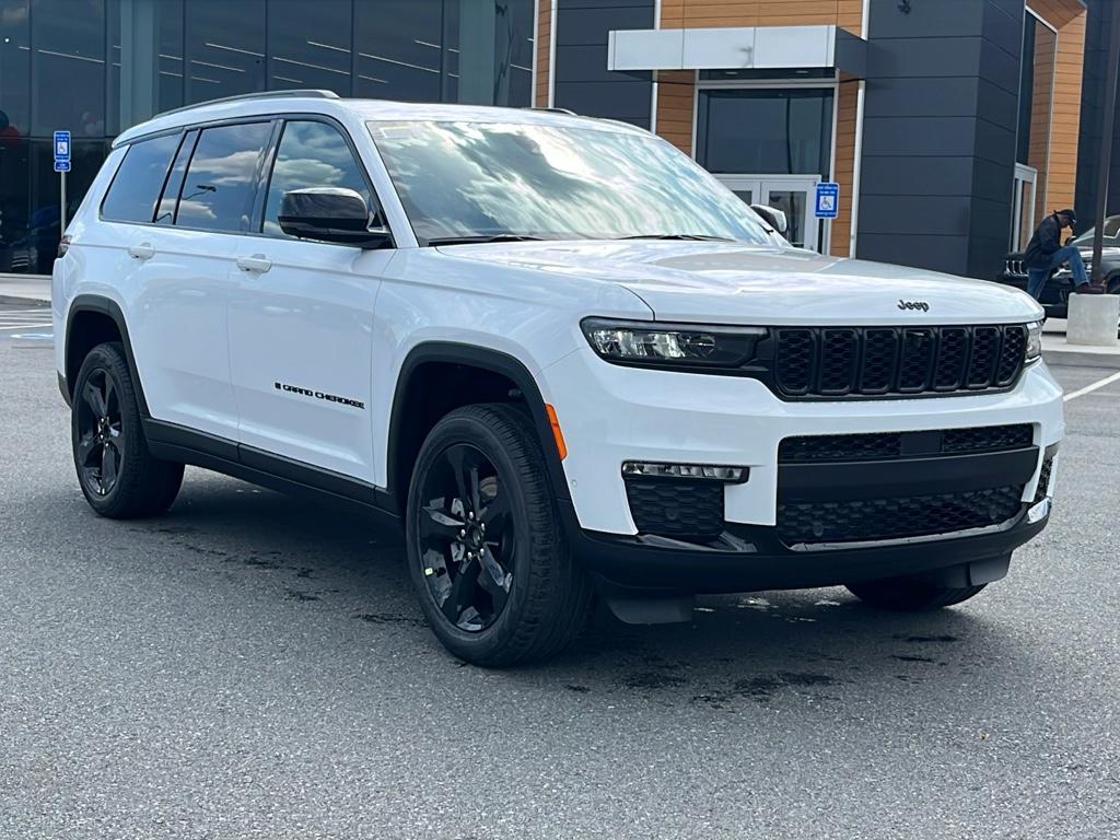2025 Jeep Grand Cherokee Limited photo 3