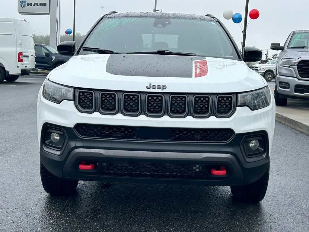 2024 Jeep Compass Trailhawk photo 2