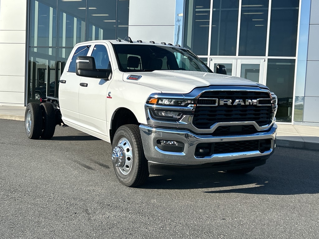 New 2025 Ram 3500 Chassis Cab 3500 TRADESMAN CREW CAB CHASSIS 4X4 60' CA Pickup