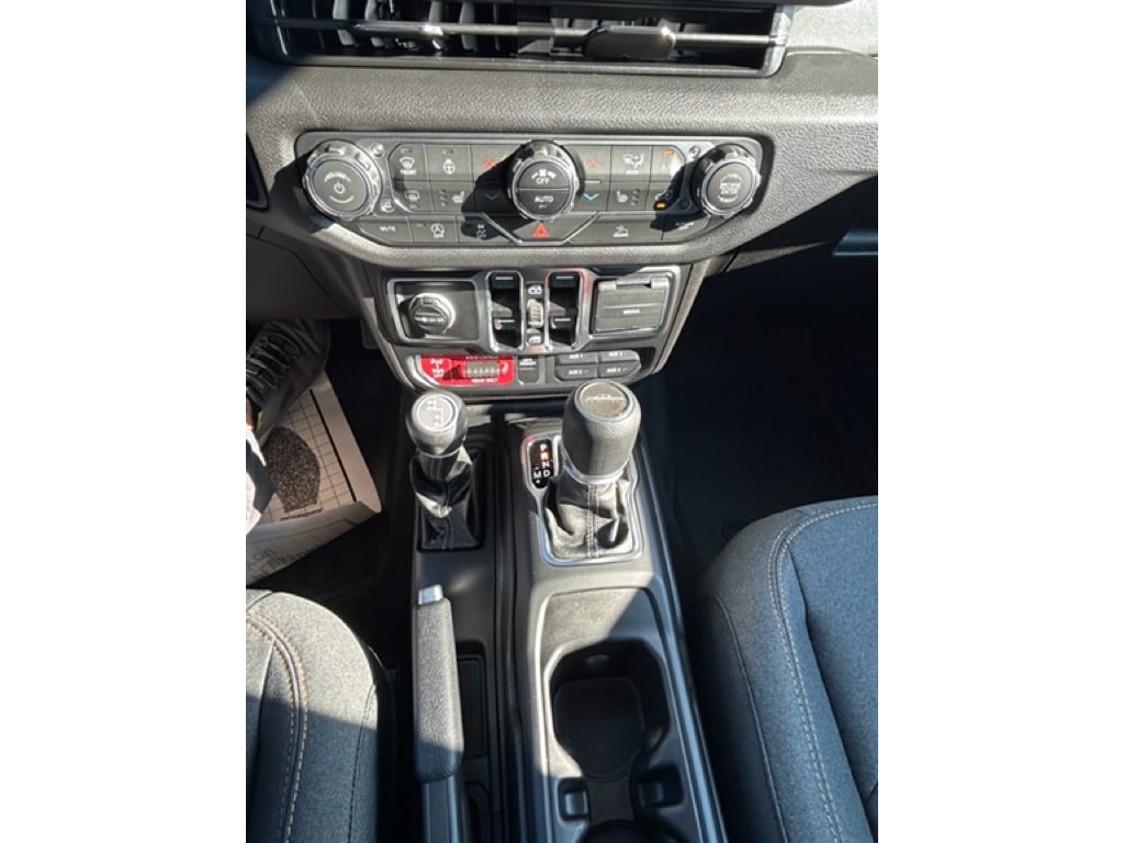 2025 Jeep Gladiator Willys - Photo 17