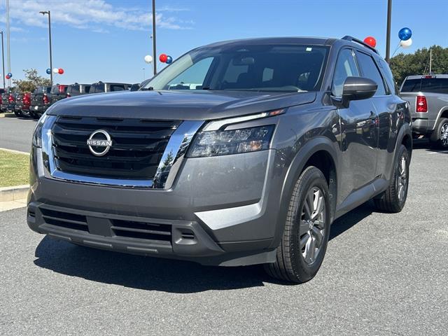 2025 Nissan Pathfinder SV's photo
