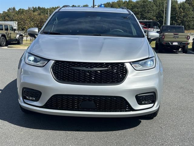 2023 Chrysler Pacifica Touring L photo 2