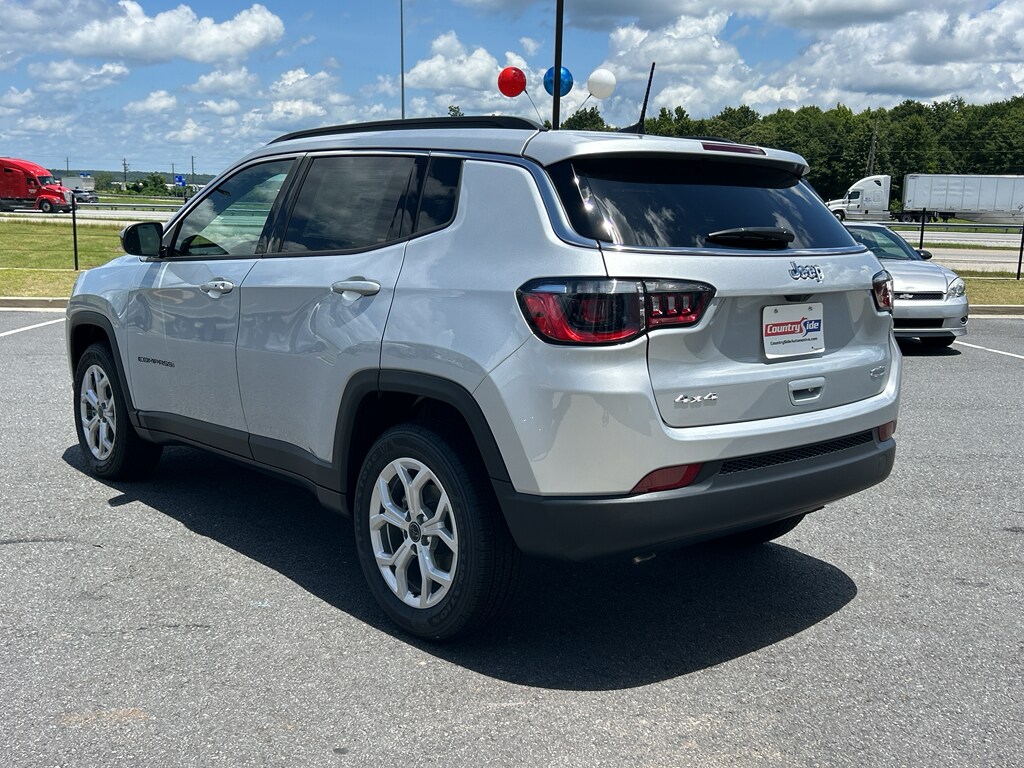 2025 Jeep Compass Latitude photo 4