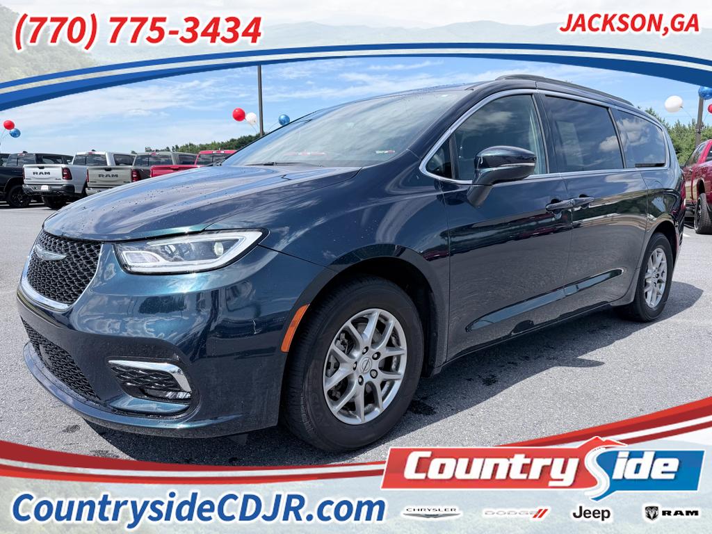 2022 Chrysler Pacifica Touring's photo