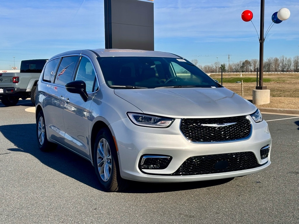 New 2026 Chrysler Pacifica SELECT Passenger Van