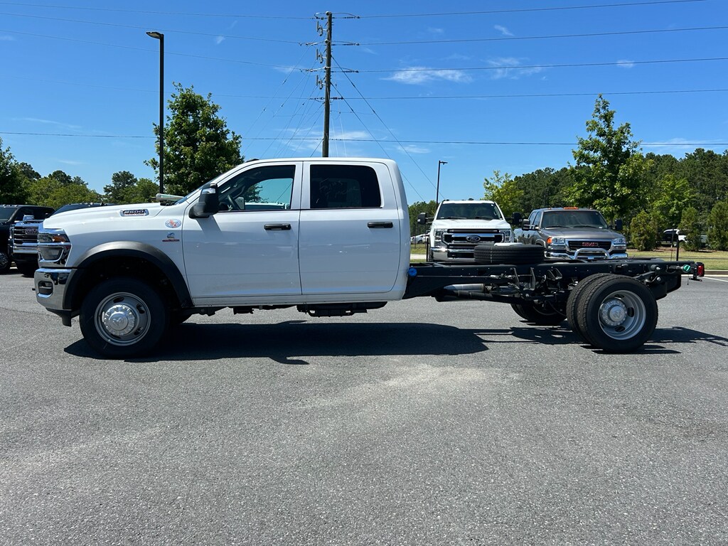 New 2025 Ram 5500 Chassis Cab 5500 TRADESMAN CHASSIS CREW CAB 4X4 84' CA Pickup