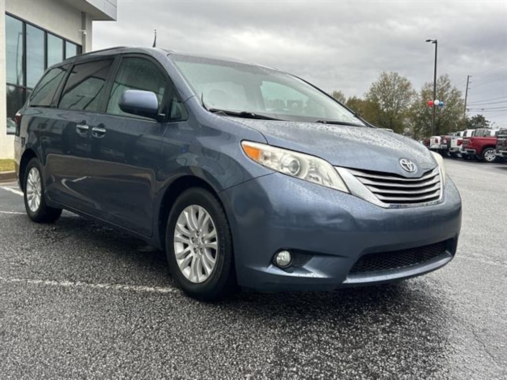 Used 2017 Toyota Sienna XLE 8-Passenger