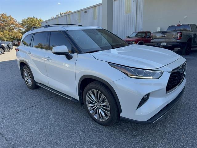 2023 Toyota Highlander Platinum photo 3