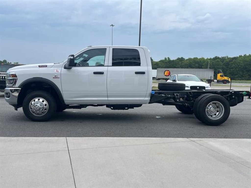 New 2025 Ram 3500 Chassis Cab 3500 TRADESMAN CREW CAB CHASSIS 4X4 60' CA Pickup