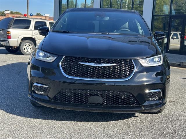 2026 Chrysler Pacifica photo 2