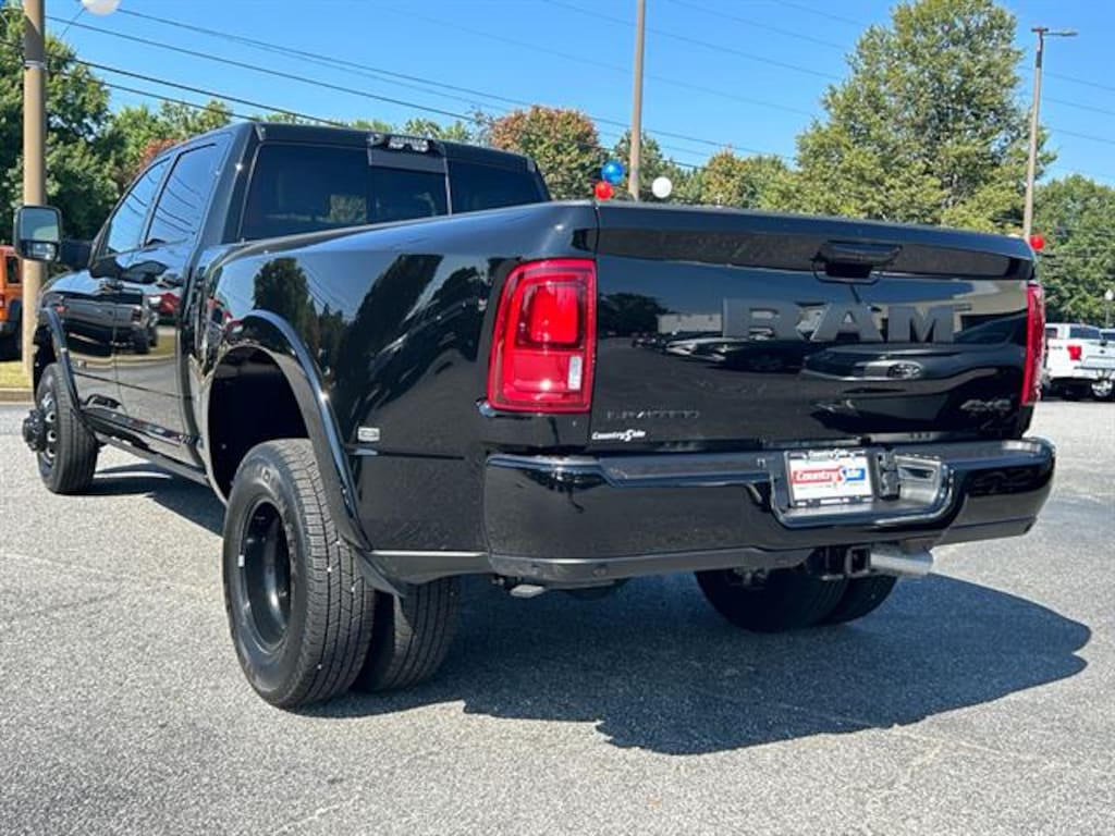 New 2025 Ram 3500 LIMITED CREW CAB 4X4 8' BOX Pickup