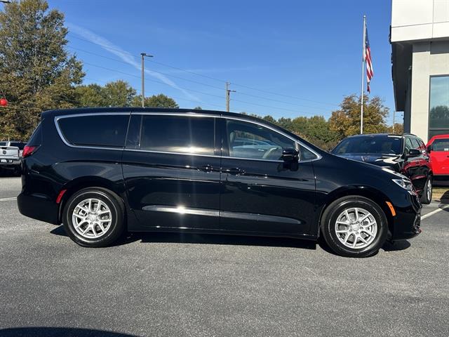 2026 Chrysler Pacifica photo 3