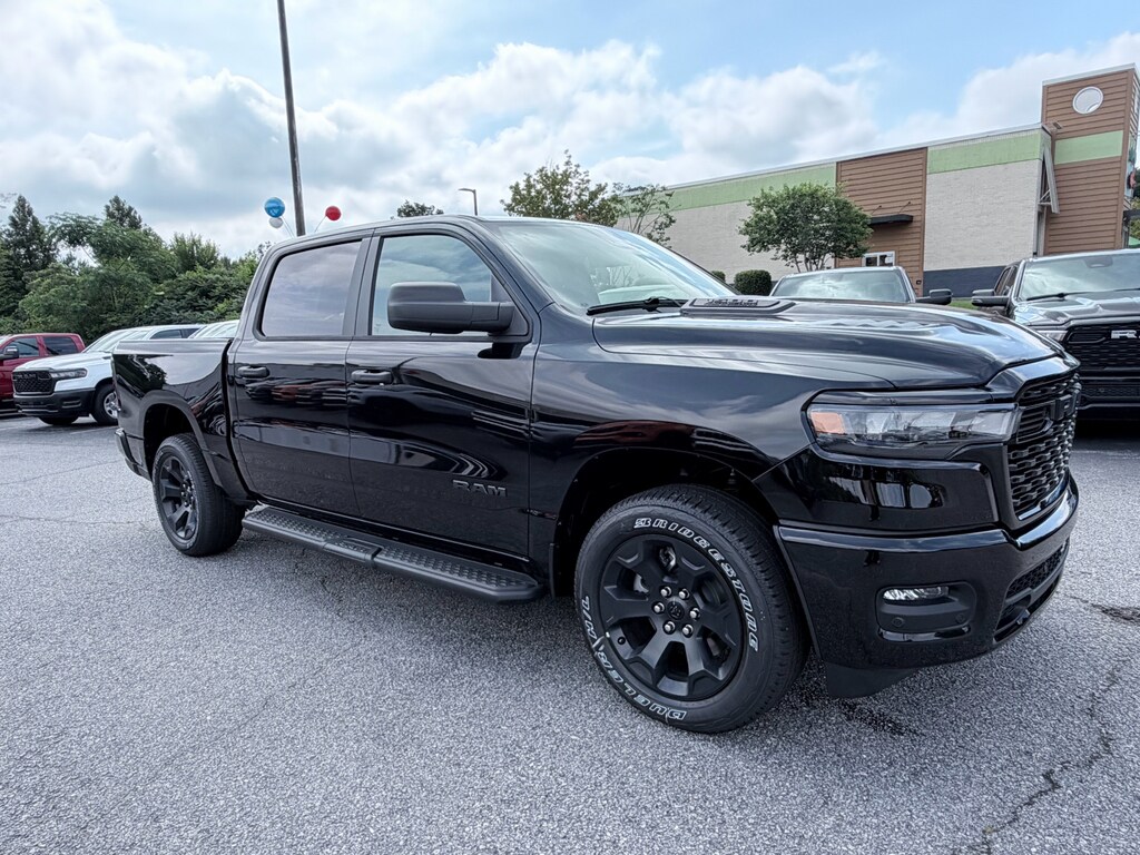 New 2026 Ram 1500 EXPRESS CREW CAB 4X4 5'7 BOX Pickup