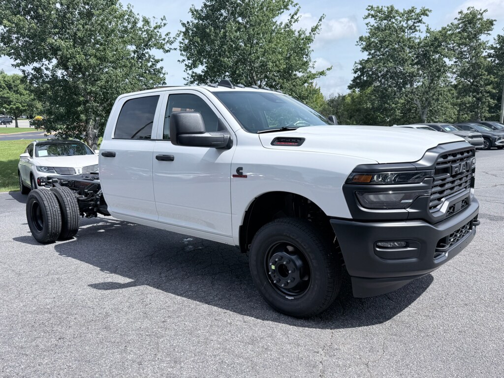 New 2026 Ram 3500 TRADESMAN CREW CAB CHASSIS 4X4 60' CA Pickup