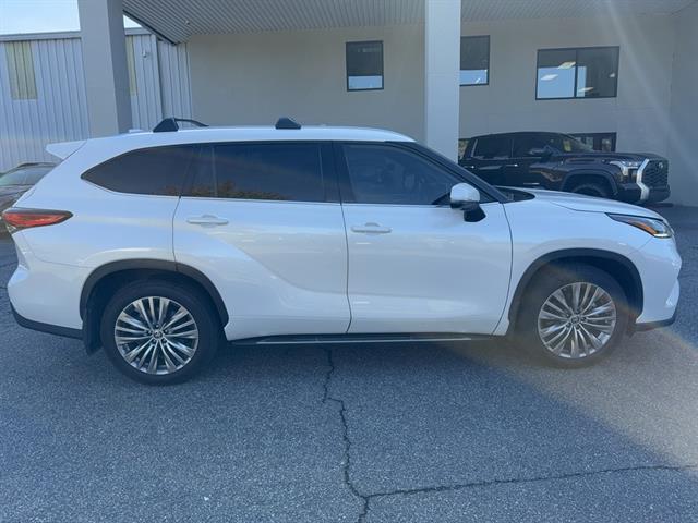 2023 Toyota Highlander Platinum photo 4