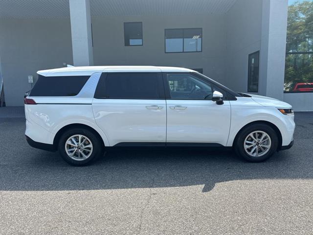 2024 Kia Carnival LX photo 4