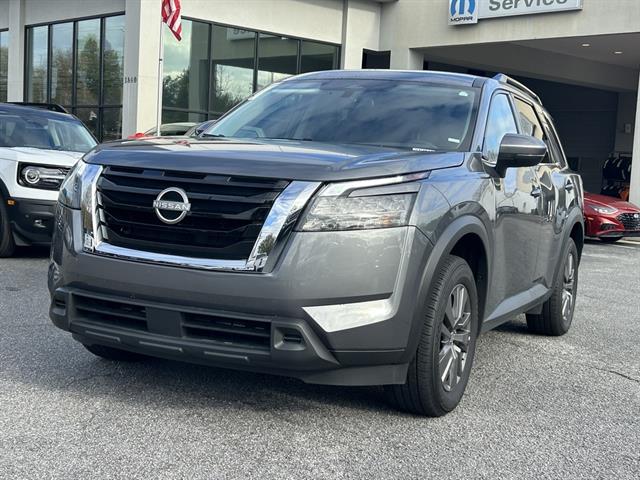 2025 Nissan Pathfinder SV's photo