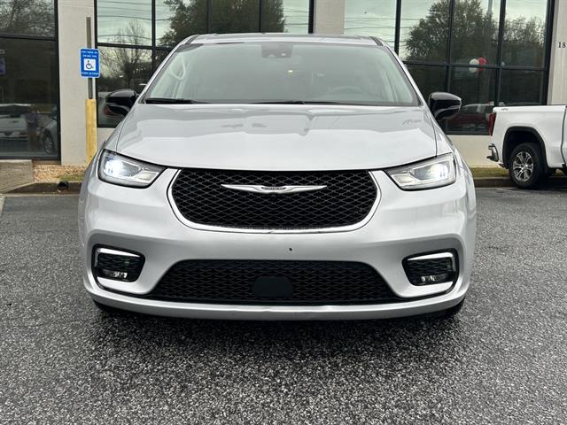 2024 Chrysler Pacifica Touring L photo 2