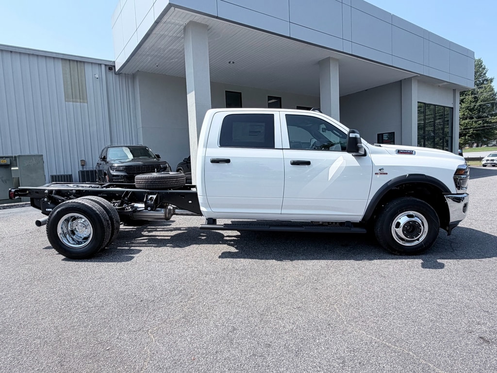 New 2026 Ram 3500 Chassis Cab TRADESMAN CREW 4X4 60' CA Pickup