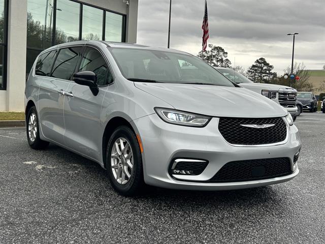 2024 Chrysler Pacifica Touring L photo 3