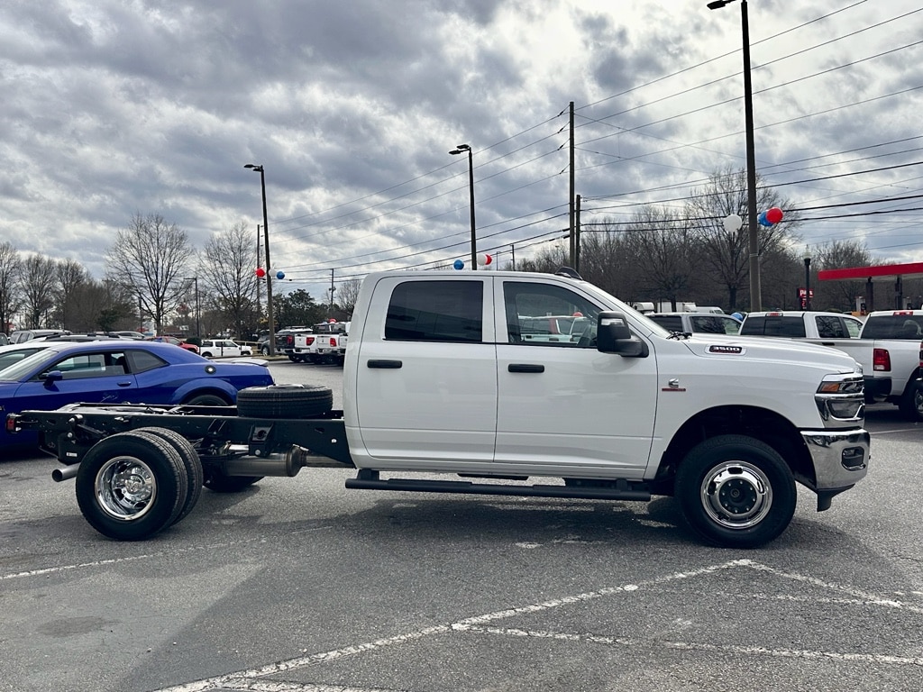 New 2026 Ram 3500 Chassis Cab TRADESMAN CREW 4X4 60' CA Pickup